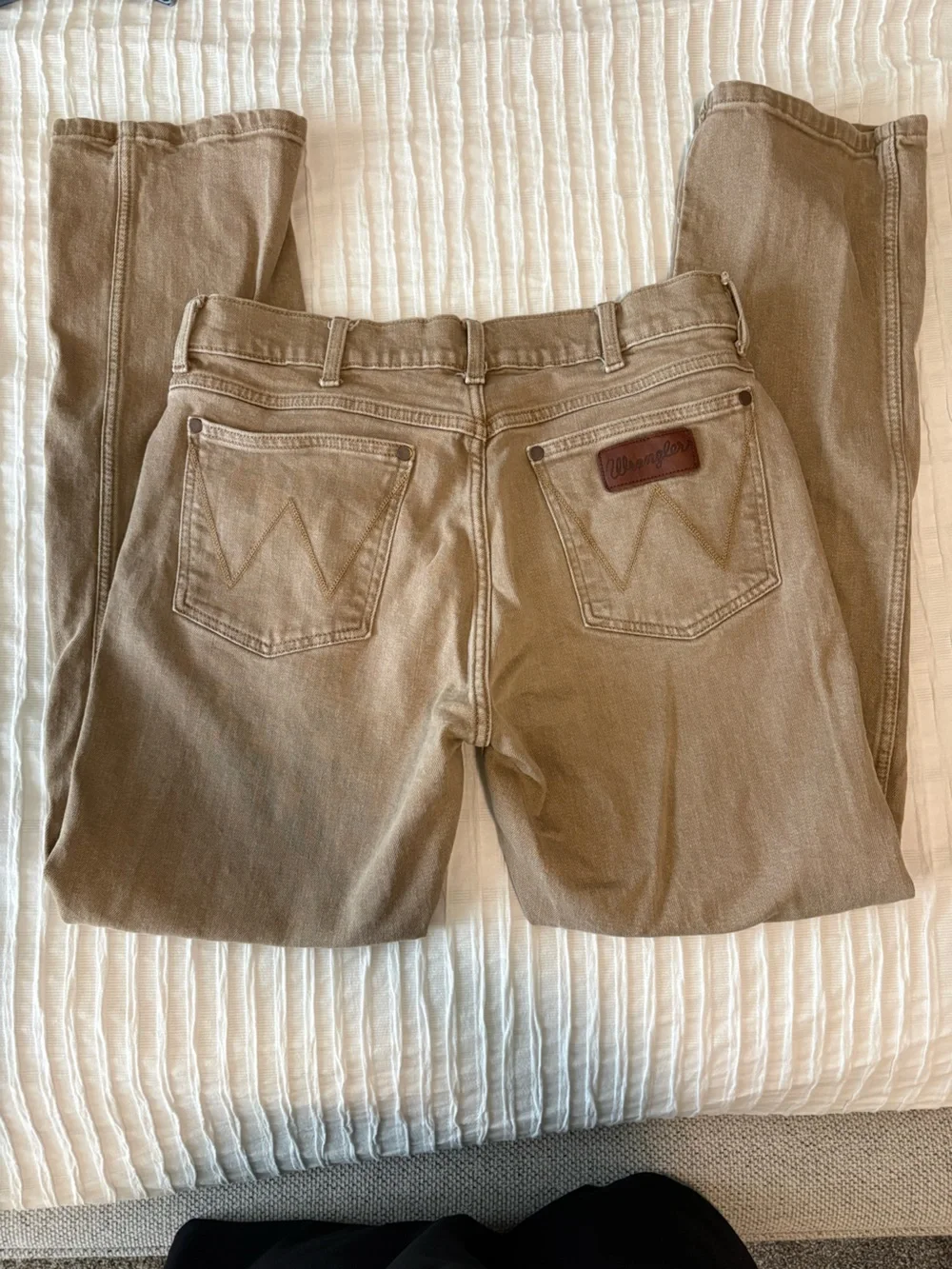 Men’s Wrangler Retro Slim Straight Khaki Jeans.